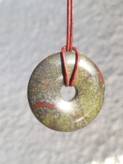 Sang de dragon 40 mm / Jaspe dragon / Quartz épidote ~ Collier de pierres précieuses ~ HIPPIE ~ GOA ~ Boho ~ Tibet ~ Ethno ~ Nature ~ Donut ~ Symbole de protection ~ Pierre de guérison