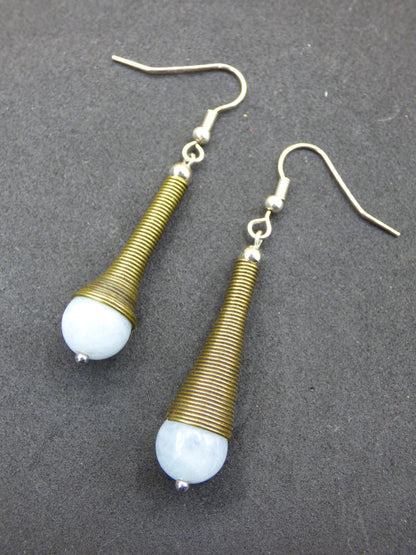 Boucles d'oreilles pendantes en bronze et aigue-marine, pierre précieuse verte, style bohème hippie, pierre aux vertus naturelles. Un cadeau idéal pour une femme ou une amie.