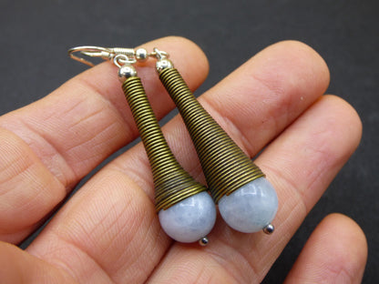 Boucles d'oreilles pendantes en bronze et aigue-marine, pierre précieuse verte, style bohème hippie, pierre aux vertus naturelles. Un cadeau idéal pour une femme ou une amie.