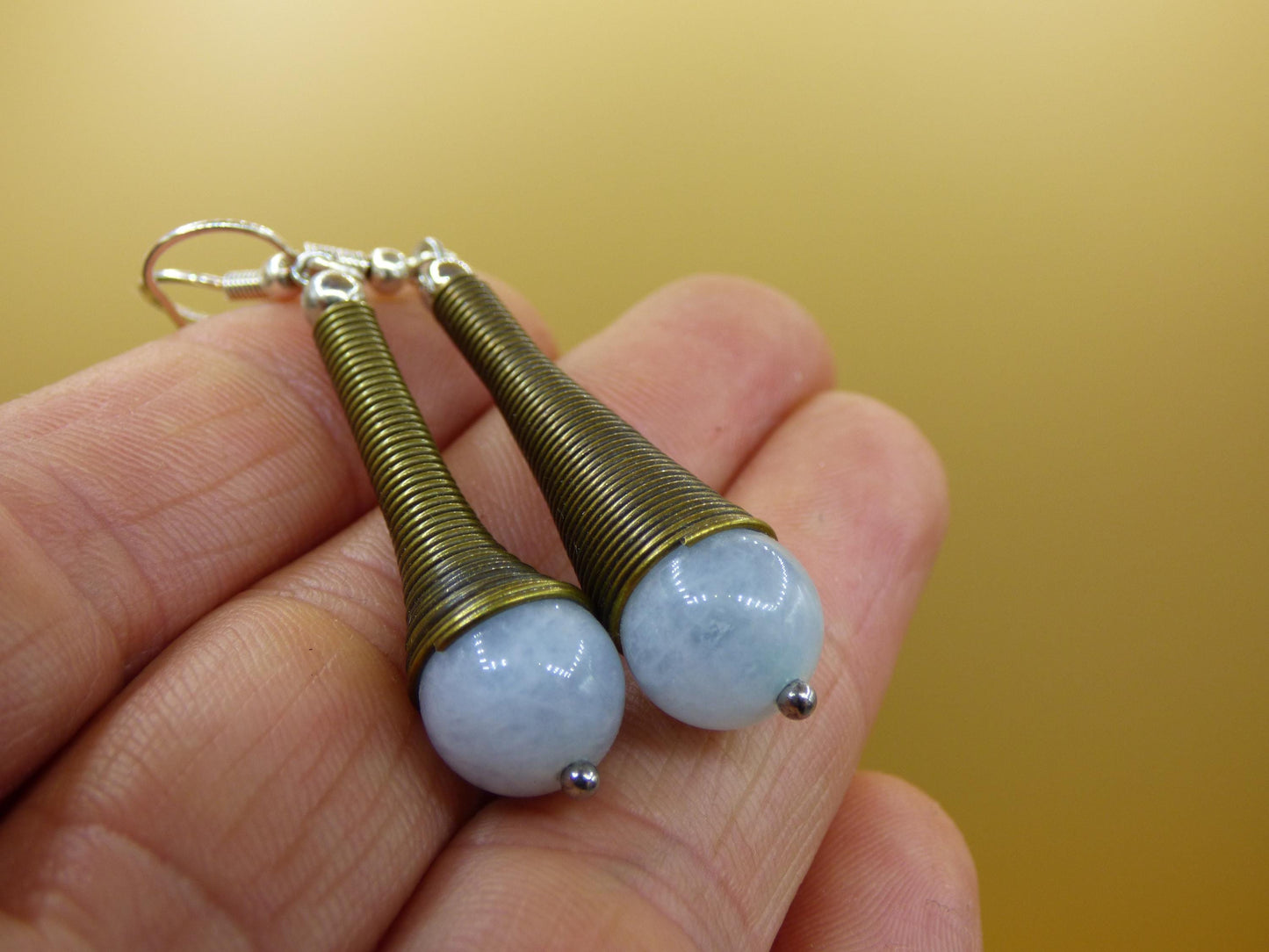 Boucles d'oreilles pendantes en bronze et aigue-marine, pierre précieuse verte, style bohème hippie, pierre aux vertus naturelles. Un cadeau idéal pour une femme ou une amie.