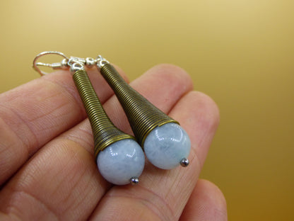 Boucles d'oreilles pendantes en bronze et aigue-marine, pierre précieuse verte, style bohème hippie, pierre aux vertus naturelles. Un cadeau idéal pour une femme ou une amie.