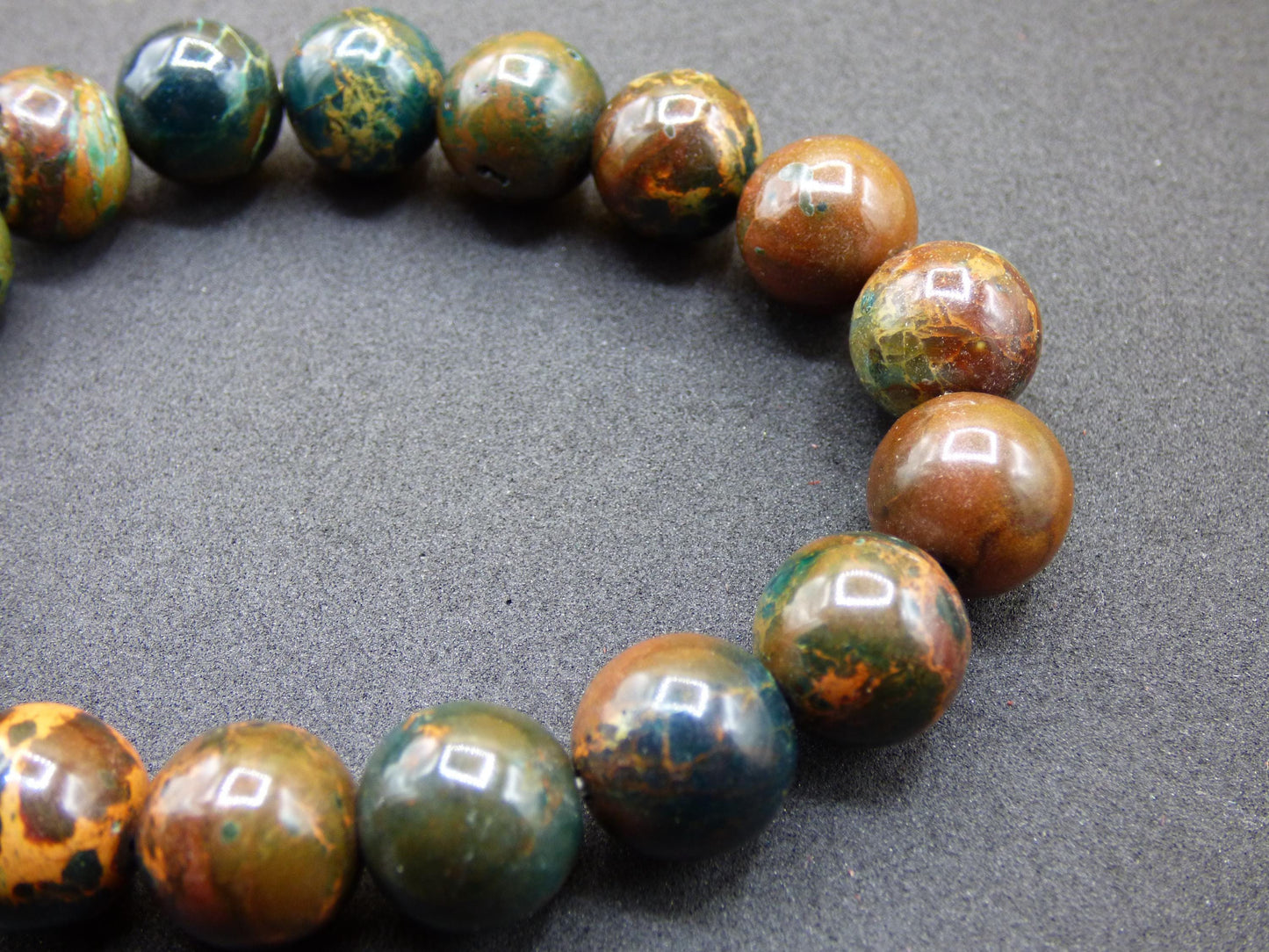 Bracelet en perles d'opale de 12 mm - Pierre précieuse *Unique* Pierre de guérison naturelle Cristal Chakra Cadeau rare pour hommes et femmes, Multicolore, Rouge, Bleu