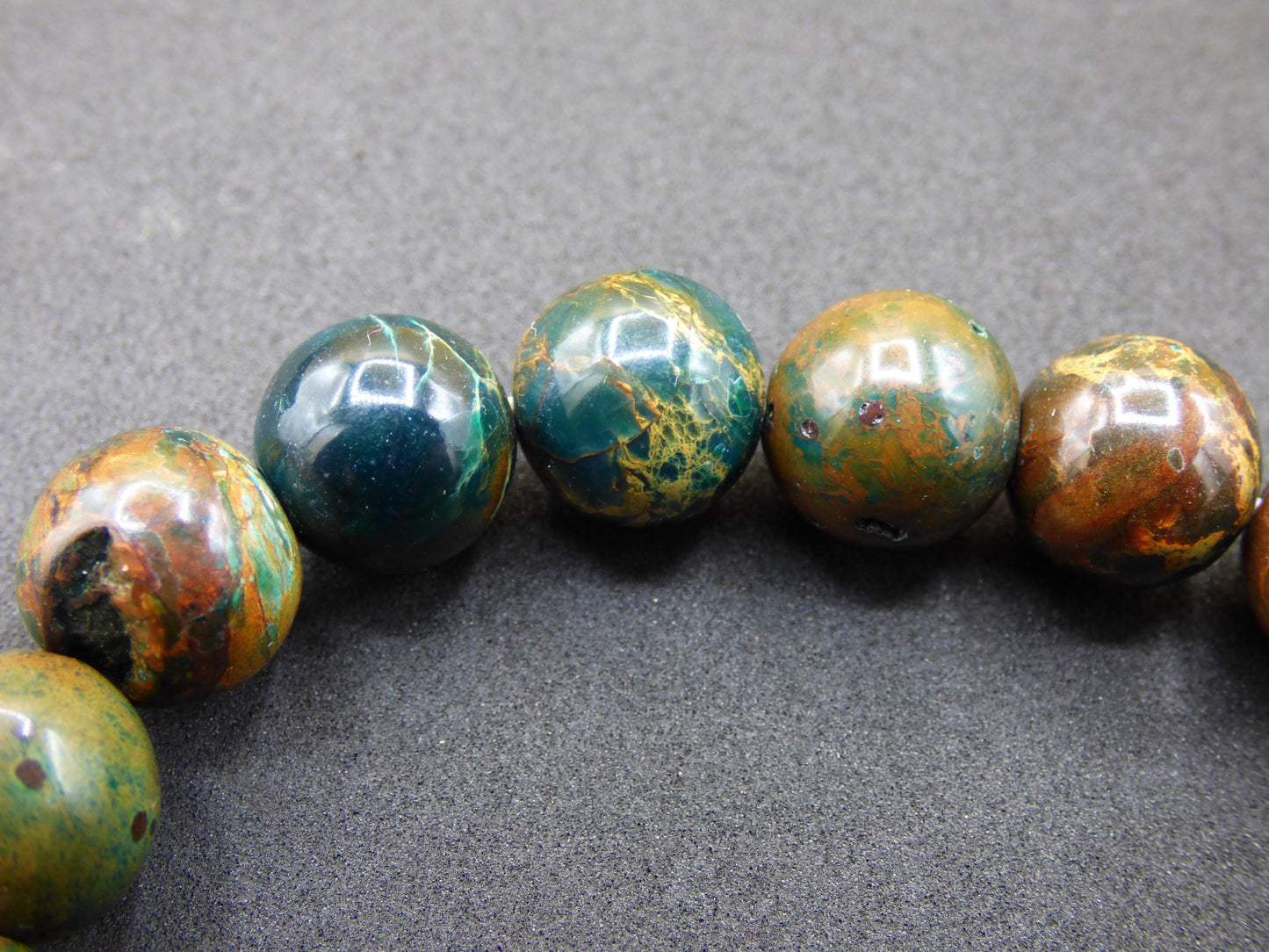 Bracelet en perles d'opale de 12 mm - Pierre précieuse *Unique* Pierre de guérison naturelle Cristal Chakra Cadeau rare pour hommes et femmes, Multicolore, Rouge, Bleu