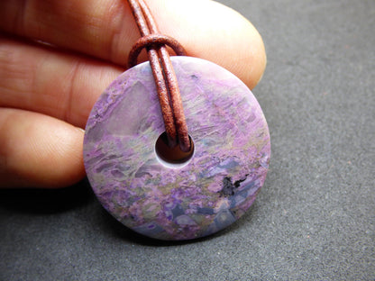 Sugilite protection beignet pierre précieuse cristal guérison pierre rareté rare collectionneur sugilite violet pendentif rond cadeau homme femme il son ami violet