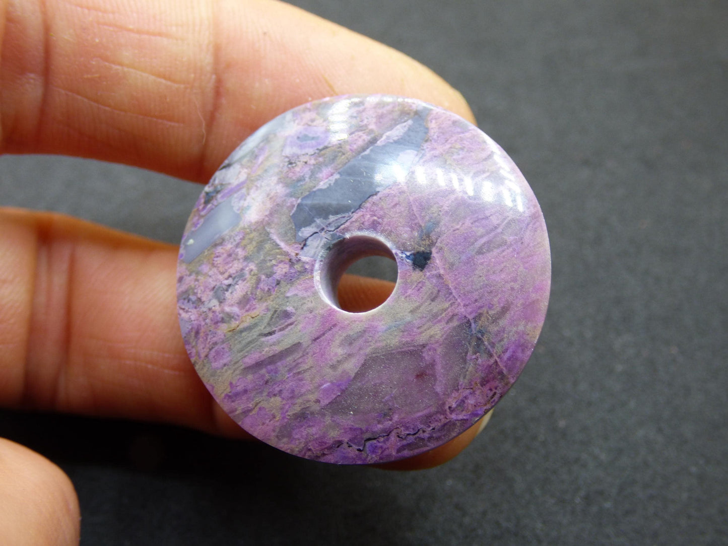 Sugilite protection beignet pierre précieuse cristal guérison pierre rareté rare collectionneur sugilite violet pendentif rond cadeau homme femme il son ami violet