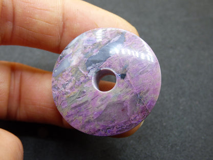 Sugilite protection beignet pierre précieuse cristal guérison pierre rareté rare collectionneur sugilite violet pendentif rond cadeau homme femme il son ami violet