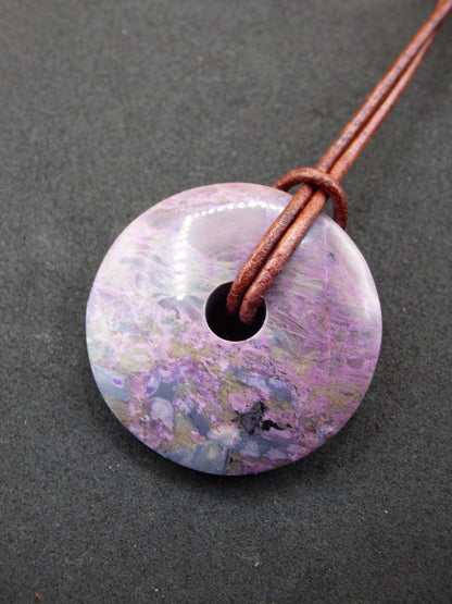 Sugilite protection beignet pierre précieuse cristal guérison pierre rareté rare collectionneur sugilite violet pendentif rond cadeau homme femme il son ami violet