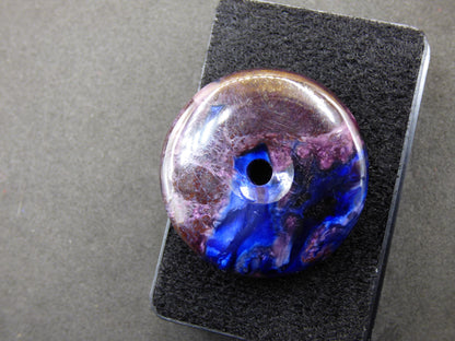 Sugilite &amp; Richterite Bustamite Protection Donut Gemstone Crystal Healing Stone Rareté Rare Collector Sugilite rouge bleu violet pendentif rond cadeau