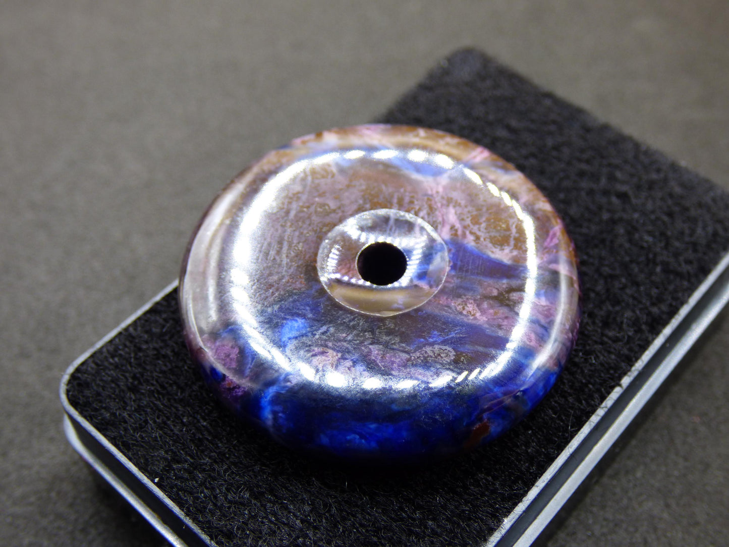 Sugilite &amp; Richterite Bustamite Protection Donut Gemstone Crystal Healing Stone Rareté Rare Collector Sugilite rouge bleu violet pendentif rond cadeau