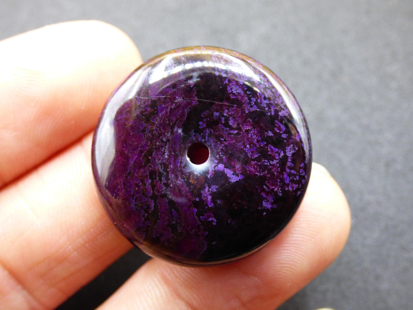 Sugilite protection beignet pierre précieuse cristal guérison pierre rareté rare collectionneur sugilite violet pendentif rond cadeau homme femme il son ami violet