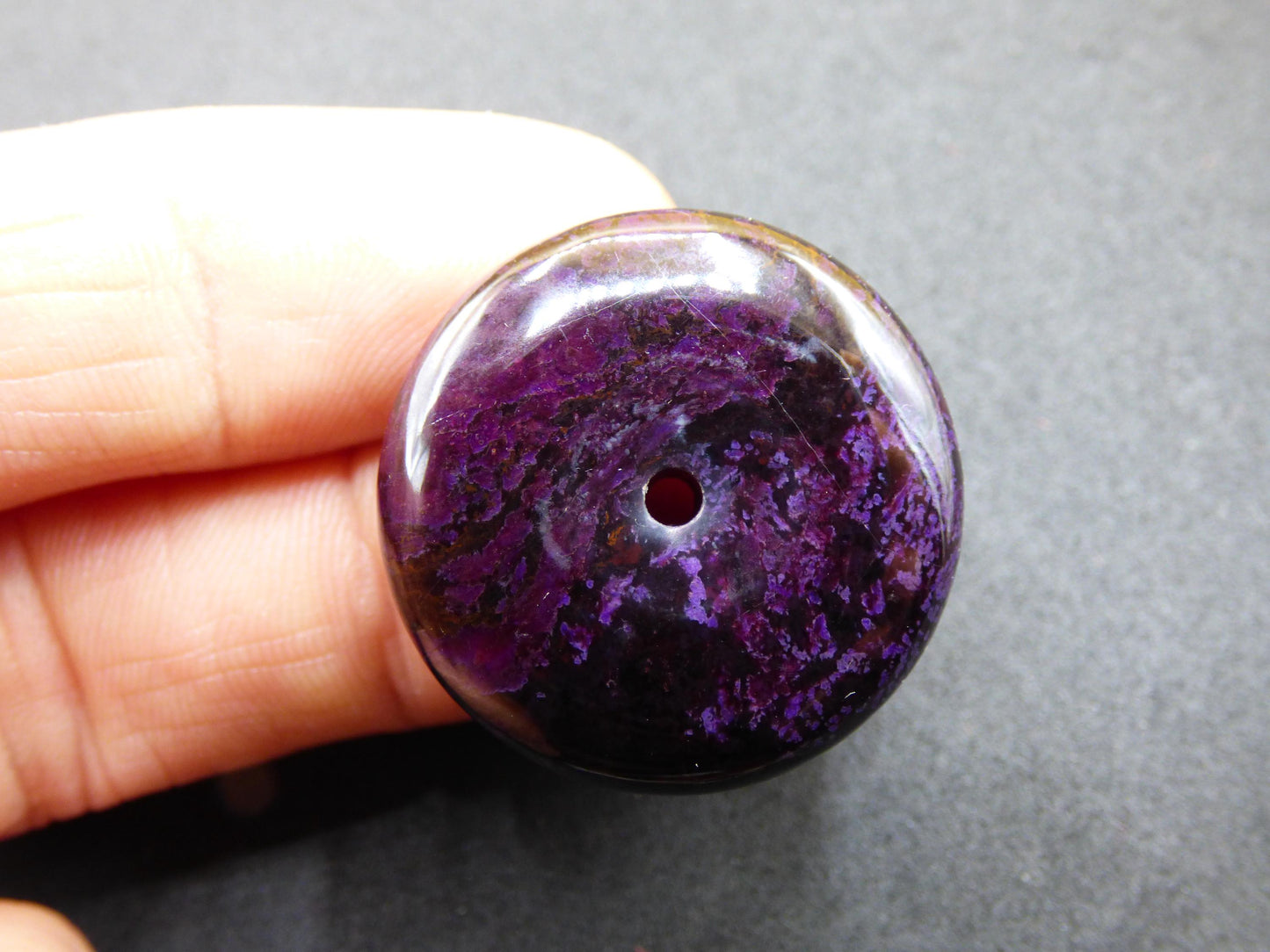 Sugilite protection beignet pierre précieuse cristal guérison pierre rareté rare collectionneur sugilite violet pendentif rond cadeau homme femme il son ami violet