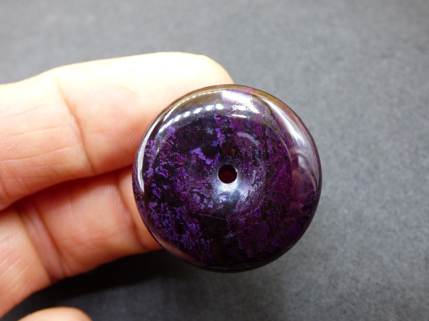 Sugilite protection beignet pierre précieuse cristal guérison pierre rareté rare collectionneur sugilite violet pendentif rond cadeau homme femme il son ami violet