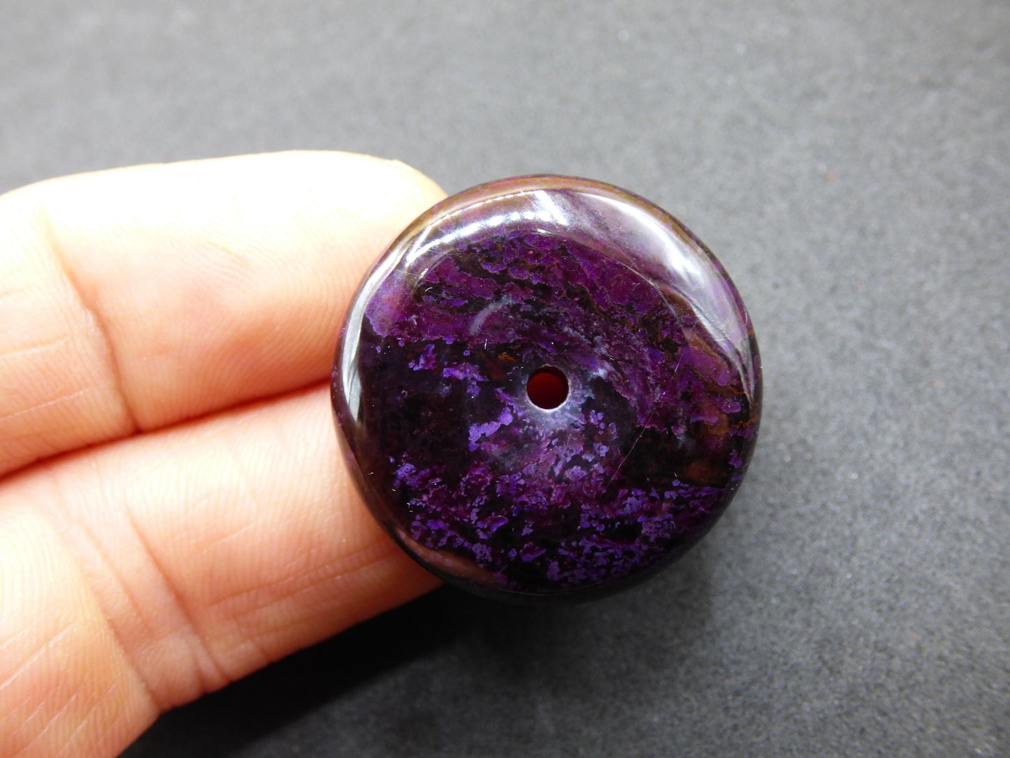 Sugilite protection beignet pierre précieuse cristal guérison pierre rareté rare collectionneur sugilite violet pendentif rond cadeau homme femme il son ami violet