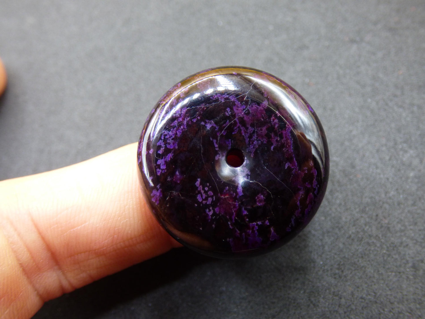 Sugilite protection beignet pierre précieuse cristal guérison pierre rareté rare collectionneur sugilite violet pendentif rond cadeau homme femme il son ami violet