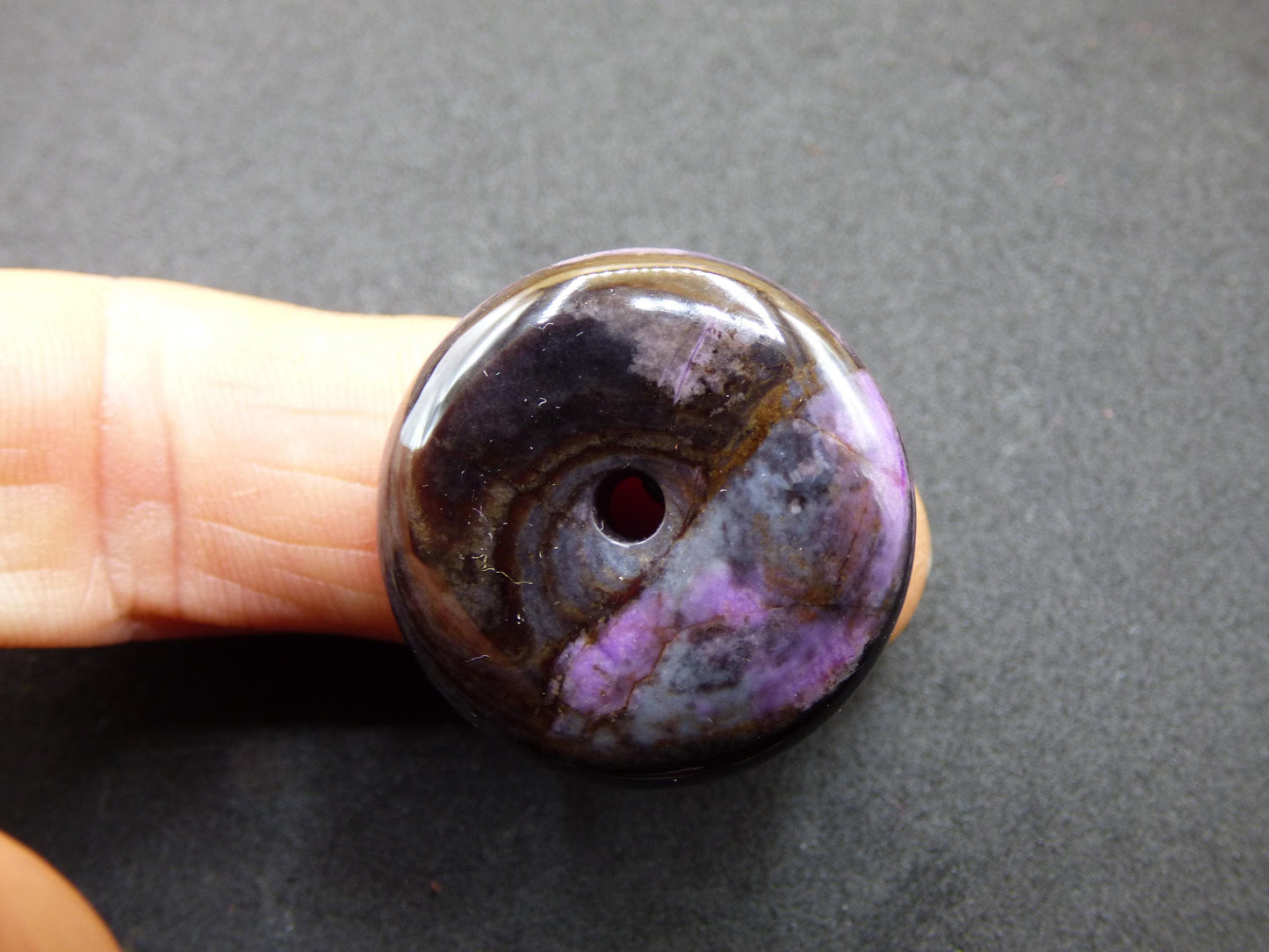 Sugilite protection beignet pierre précieuse cristal guérison pierre rareté rare collectionneur sugilite violet pendentif rond cadeau homme femme il son ami violet