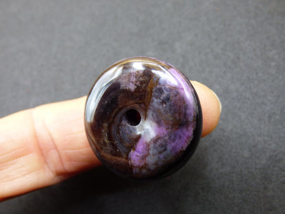 Sugilite protection beignet pierre précieuse cristal guérison pierre rareté rare collectionneur sugilite violet pendentif rond cadeau homme femme il son ami violet