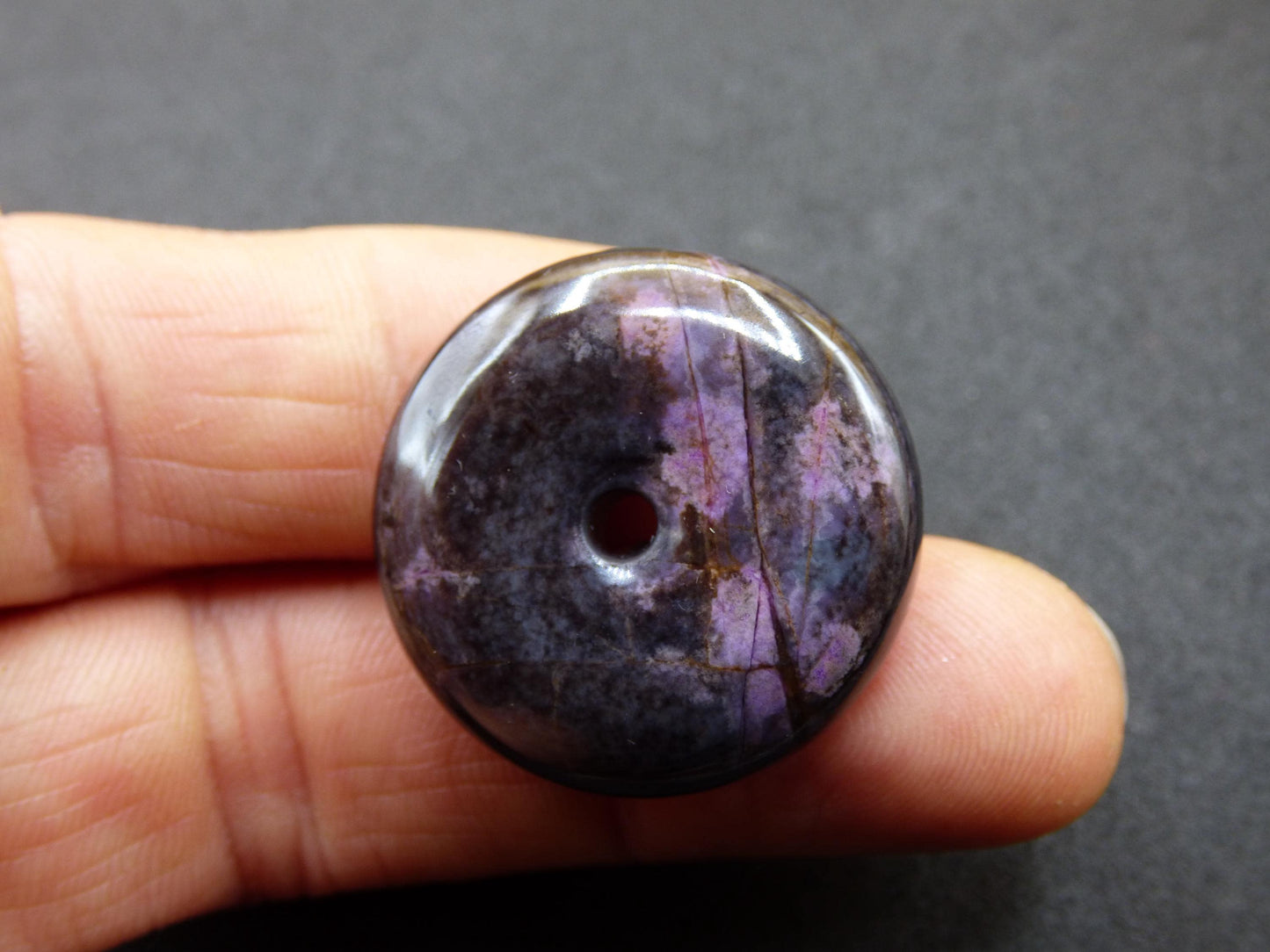 Sugilite protection beignet pierre précieuse cristal guérison pierre rareté rare collectionneur sugilite violet pendentif rond cadeau homme femme il son ami violet