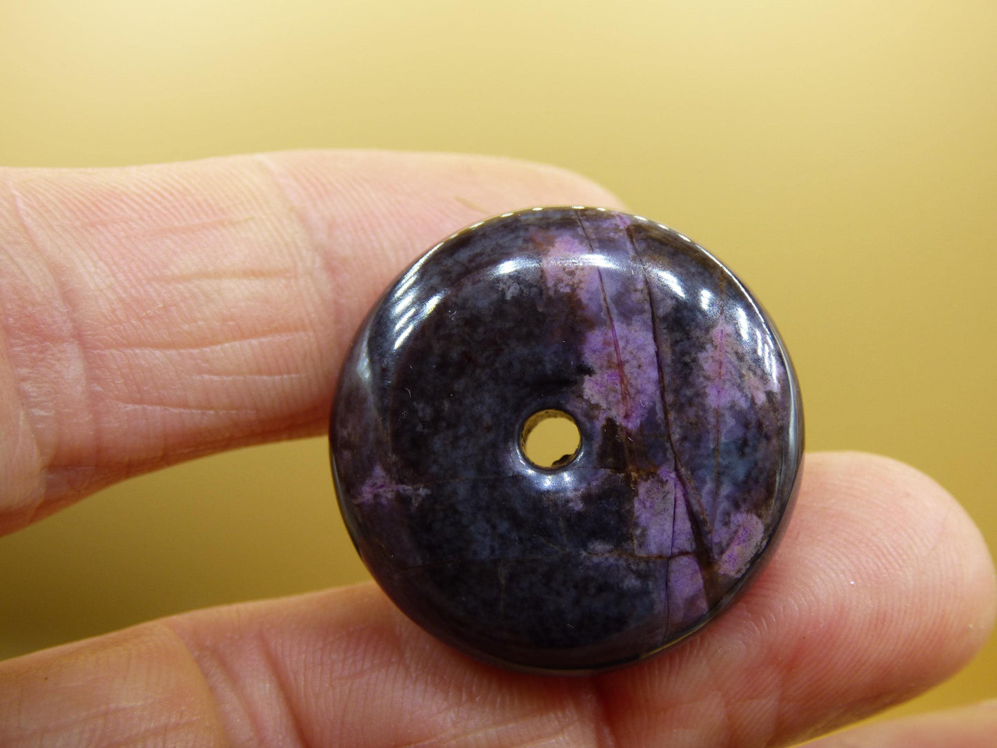 Sugilite protection beignet pierre précieuse cristal guérison pierre rareté rare collectionneur sugilite violet pendentif rond cadeau homme femme il son ami violet