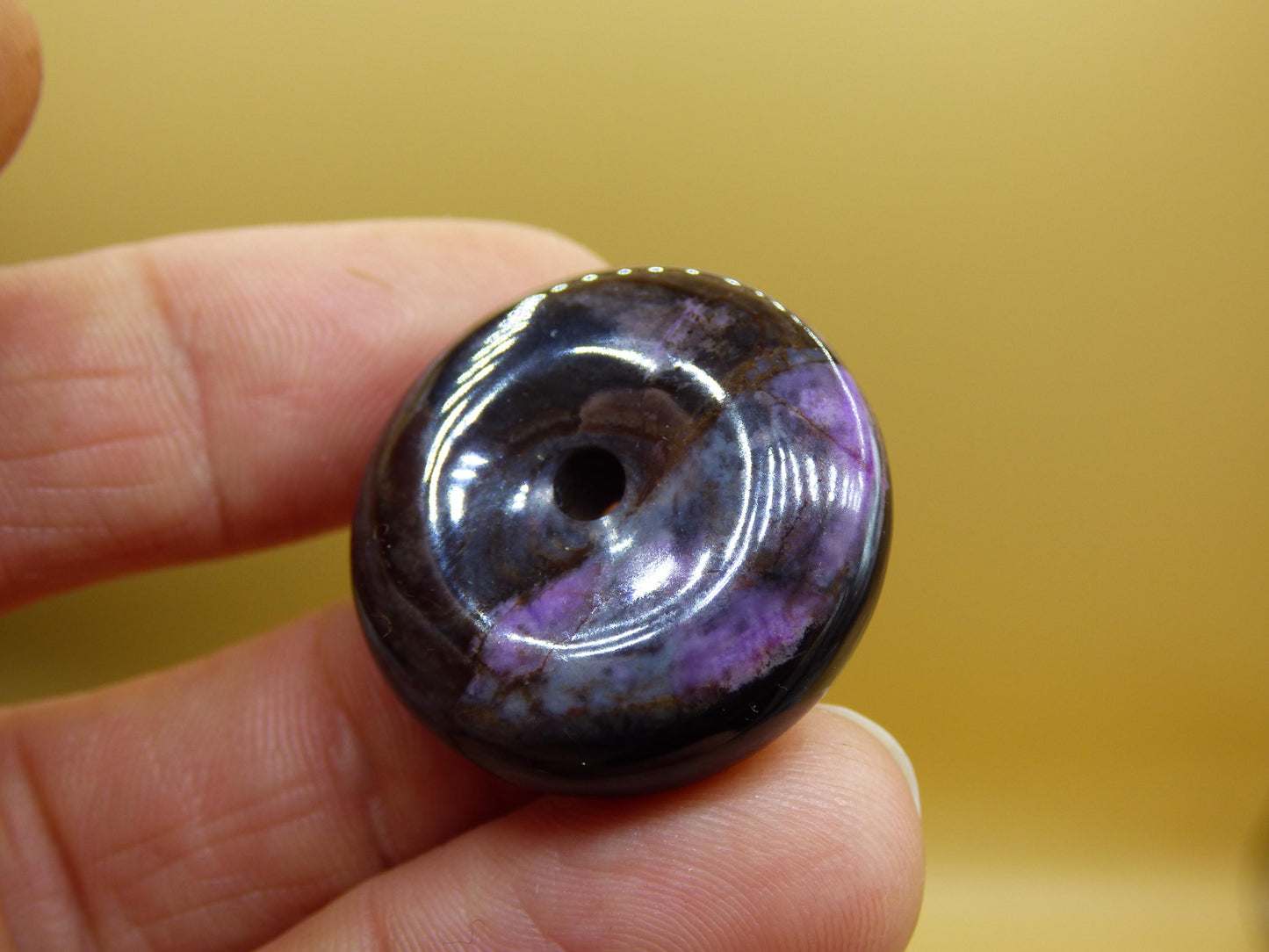 Sugilite protection beignet pierre précieuse cristal guérison pierre rareté rare collectionneur sugilite violet pendentif rond cadeau homme femme il son ami violet