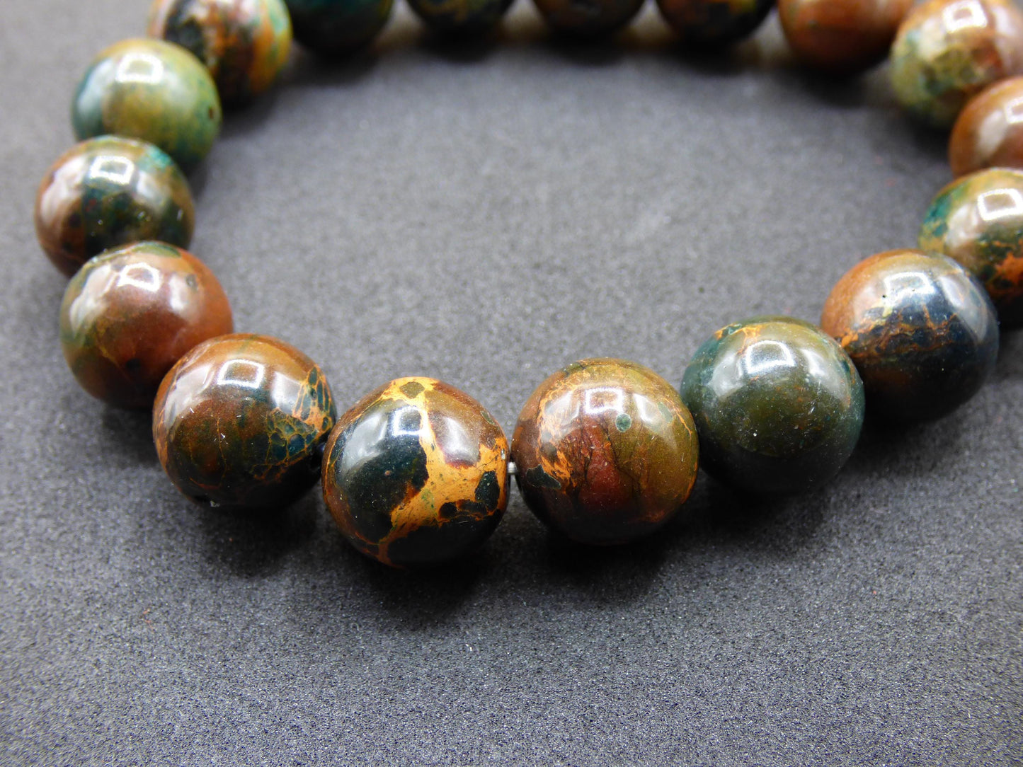 Bracelet en perles d'opale de 12 mm - Pierre précieuse *Unique* Pierre de guérison naturelle Cristal Chakra Cadeau rare pour hommes et femmes, Multicolore, Rouge, Bleu