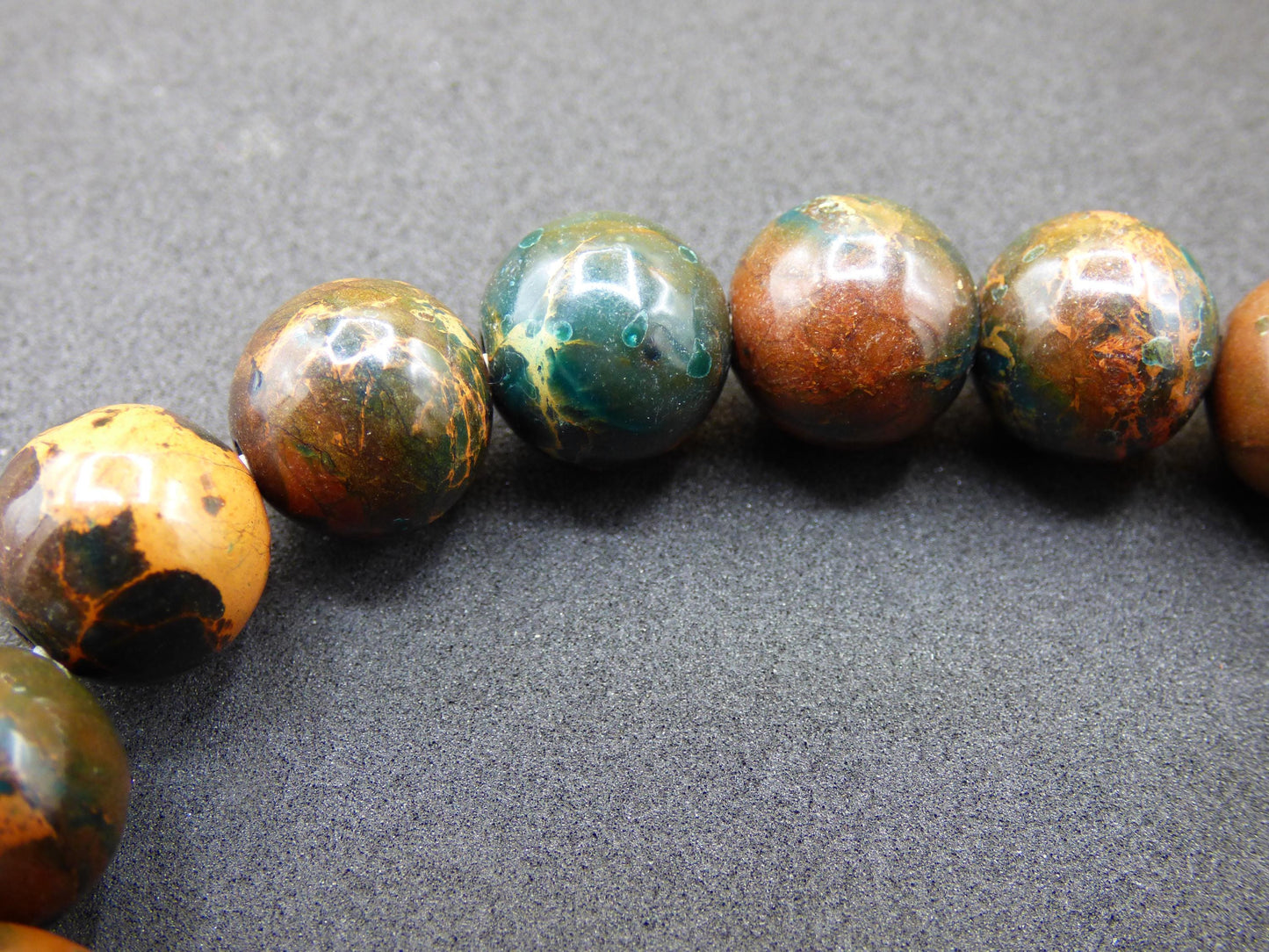 Bracelet en perles d'opale de 12 mm - Pierre précieuse *Unique* Pierre de guérison naturelle Cristal Chakra Cadeau rare pour hommes et femmes, Multicolore, Rouge, Bleu