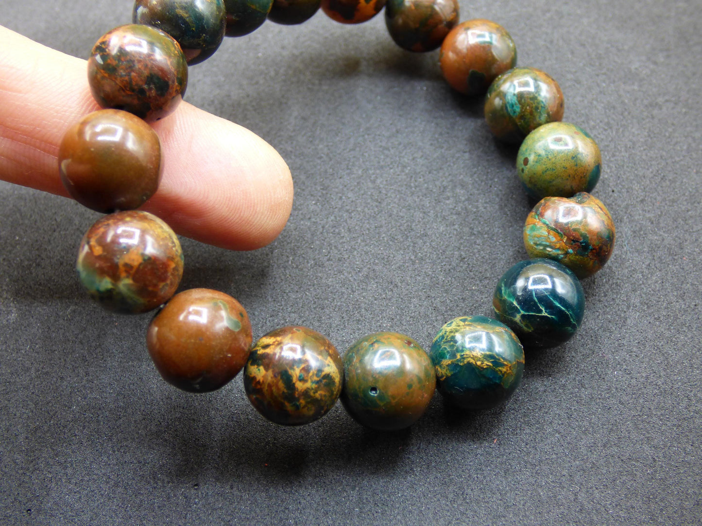 Bracelet en perles d'opale de 12 mm - Pierre précieuse *Unique* Pierre de guérison naturelle Cristal Chakra Cadeau rare pour hommes et femmes, Multicolore, Rouge, Bleu