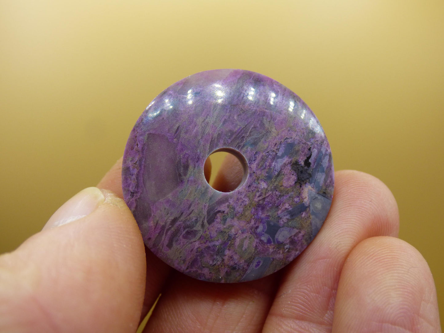 Sugilite protection beignet pierre précieuse cristal guérison pierre rareté rare collectionneur sugilite violet pendentif rond cadeau homme femme il son ami violet