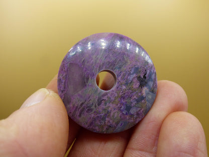 Sugilite protection beignet pierre précieuse cristal guérison pierre rareté rare collectionneur sugilite violet pendentif rond cadeau homme femme il son ami violet