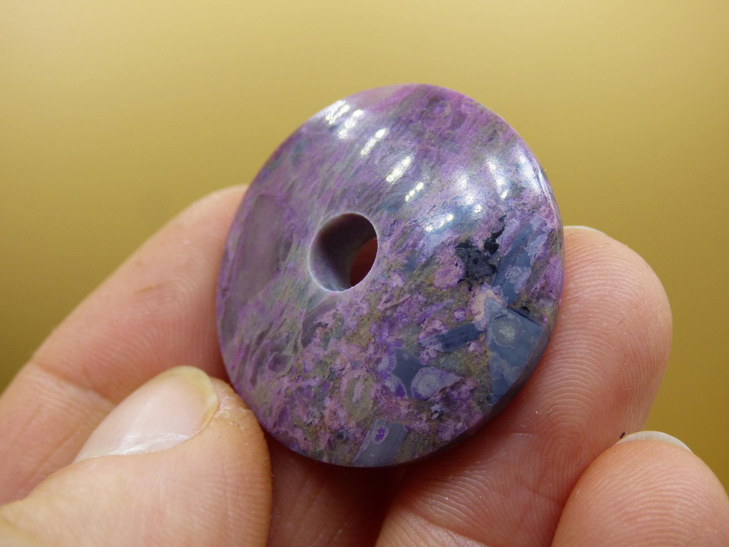 Sugilite protection beignet pierre précieuse cristal guérison pierre rareté rare collectionneur sugilite violet pendentif rond cadeau homme femme il son ami violet