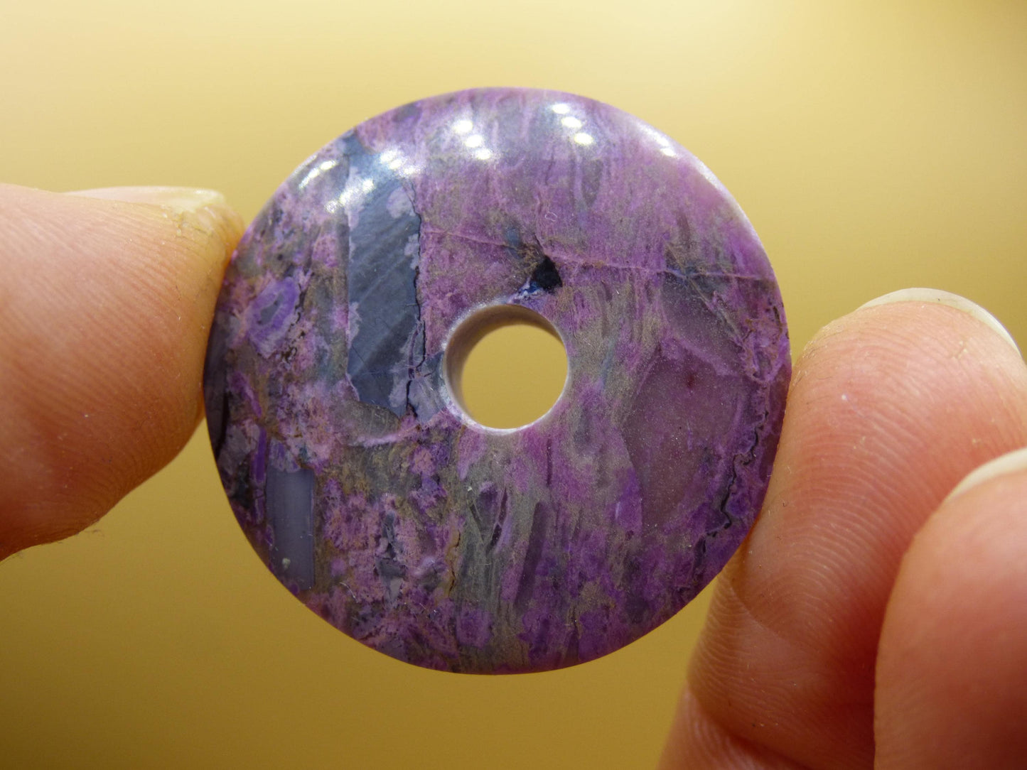 Sugilite protection beignet pierre précieuse cristal guérison pierre rareté rare collectionneur sugilite violet pendentif rond cadeau homme femme il son ami violet