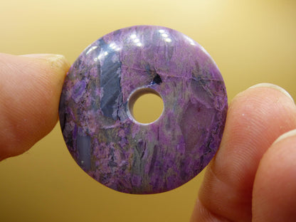 Sugilite protection beignet pierre précieuse cristal guérison pierre rareté rare collectionneur sugilite violet pendentif rond cadeau homme femme il son ami violet