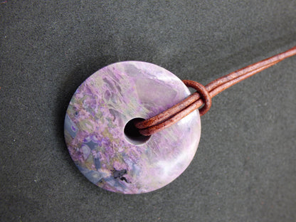 Sugilite protection beignet pierre précieuse cristal guérison pierre rareté rare collectionneur sugilite violet pendentif rond cadeau homme femme il son ami violet