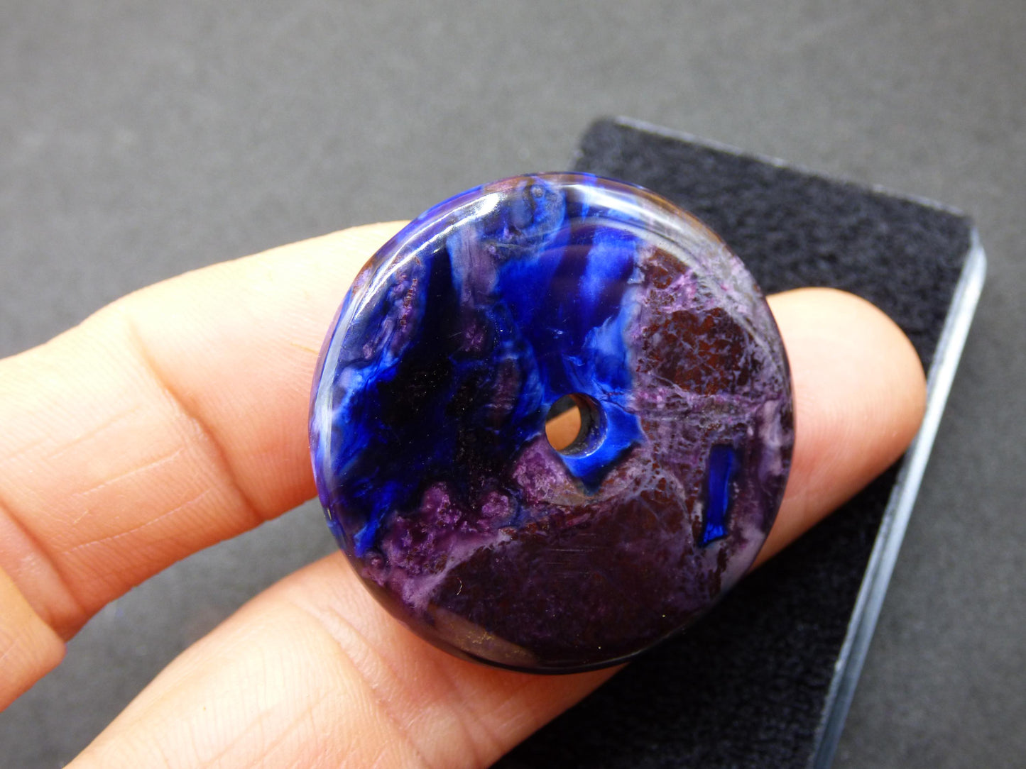Sugilite &amp; Richterite Bustamite Protection Donut Gemstone Crystal Healing Stone Rareté Rare Collector Sugilite rouge bleu violet pendentif rond cadeau