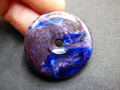 Sugilite &amp; Richterite Bustamite Protection Donut Gemstone Crystal Healing Stone Rareté Rare Collector Sugilite rouge bleu violet pendentif rond cadeau