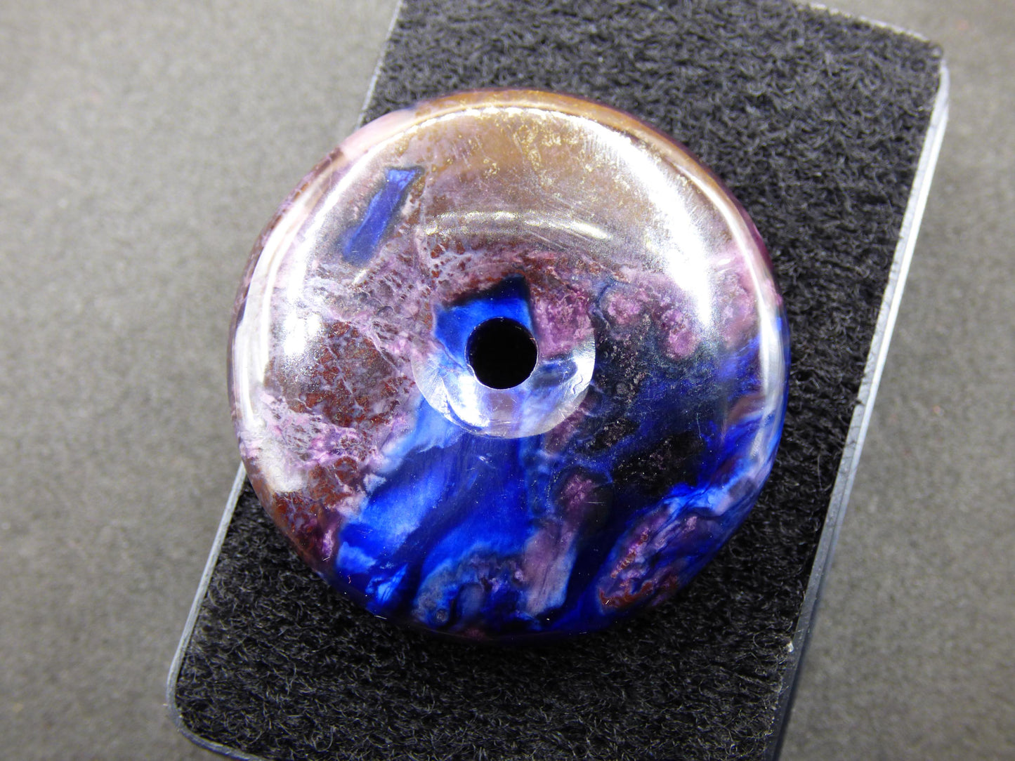 Sugilite &amp; Richterite Bustamite Protection Donut Gemstone Crystal Healing Stone Rareté Rare Collector Sugilite rouge bleu violet pendentif rond cadeau