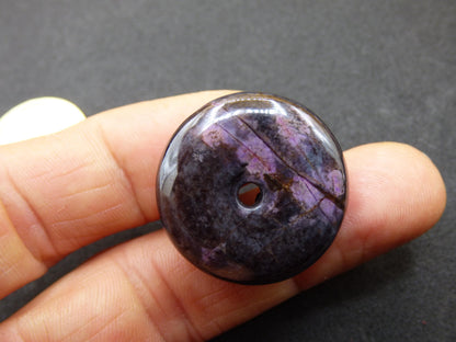 Sugilite protection beignet pierre précieuse cristal guérison pierre rareté rare collectionneur sugilite violet pendentif rond cadeau homme femme il son ami violet