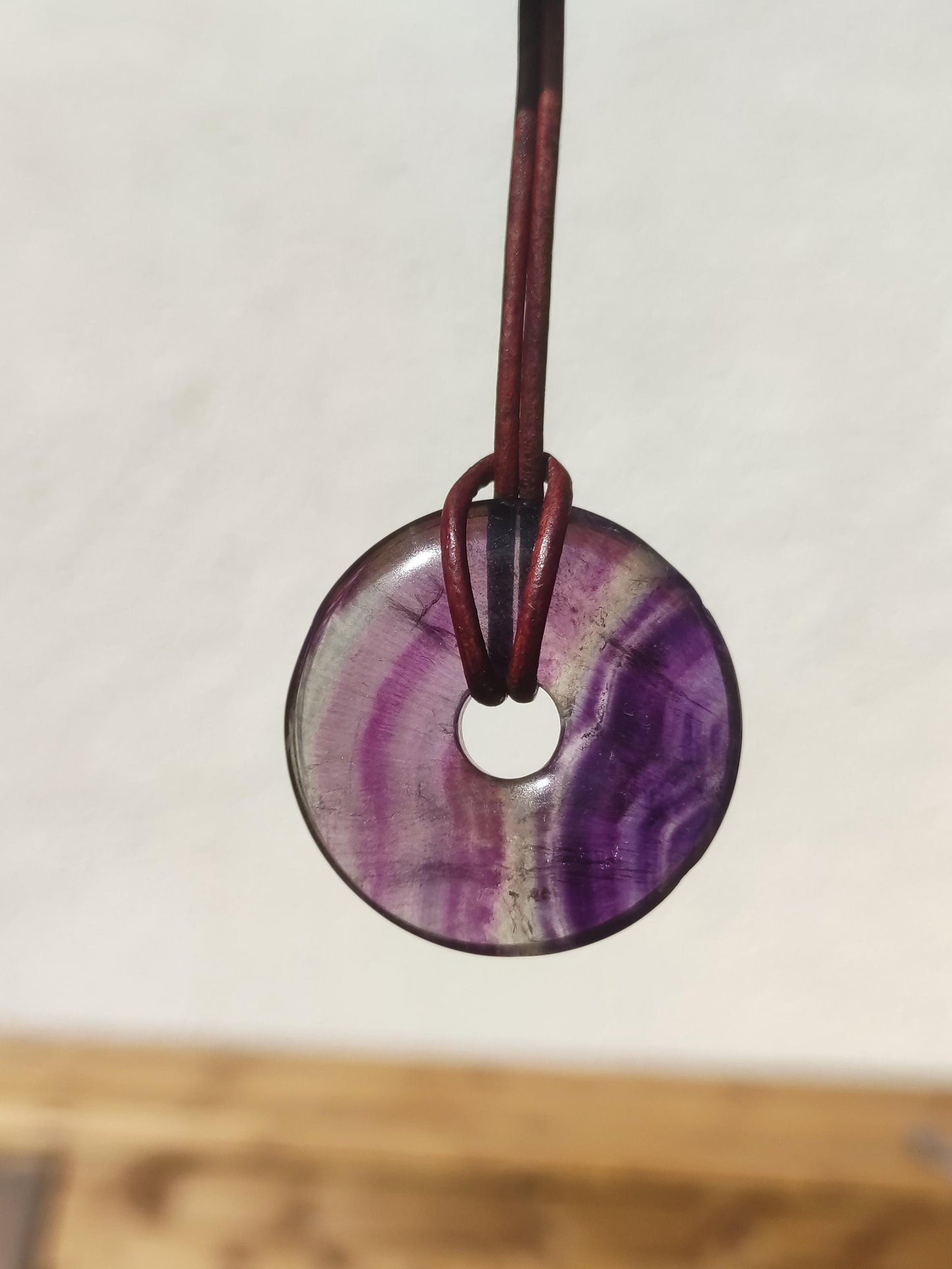 Regenbogen Fluorit 30mm Donut - Edelstein Kette Frau Mann Kind HIPPIE GOA Boho Ethno Natur Schutzsymbol Anhänger Heilstein Energie Geschenk