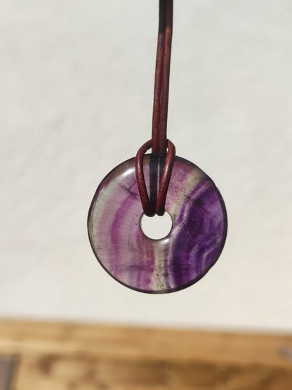 Regenbogen Fluorit 30mm Donut - Edelstein Kette Frau Mann Kind HIPPIE GOA Boho Ethno Natur Schutzsymbol Anhänger Heilstein Energie Geschenk