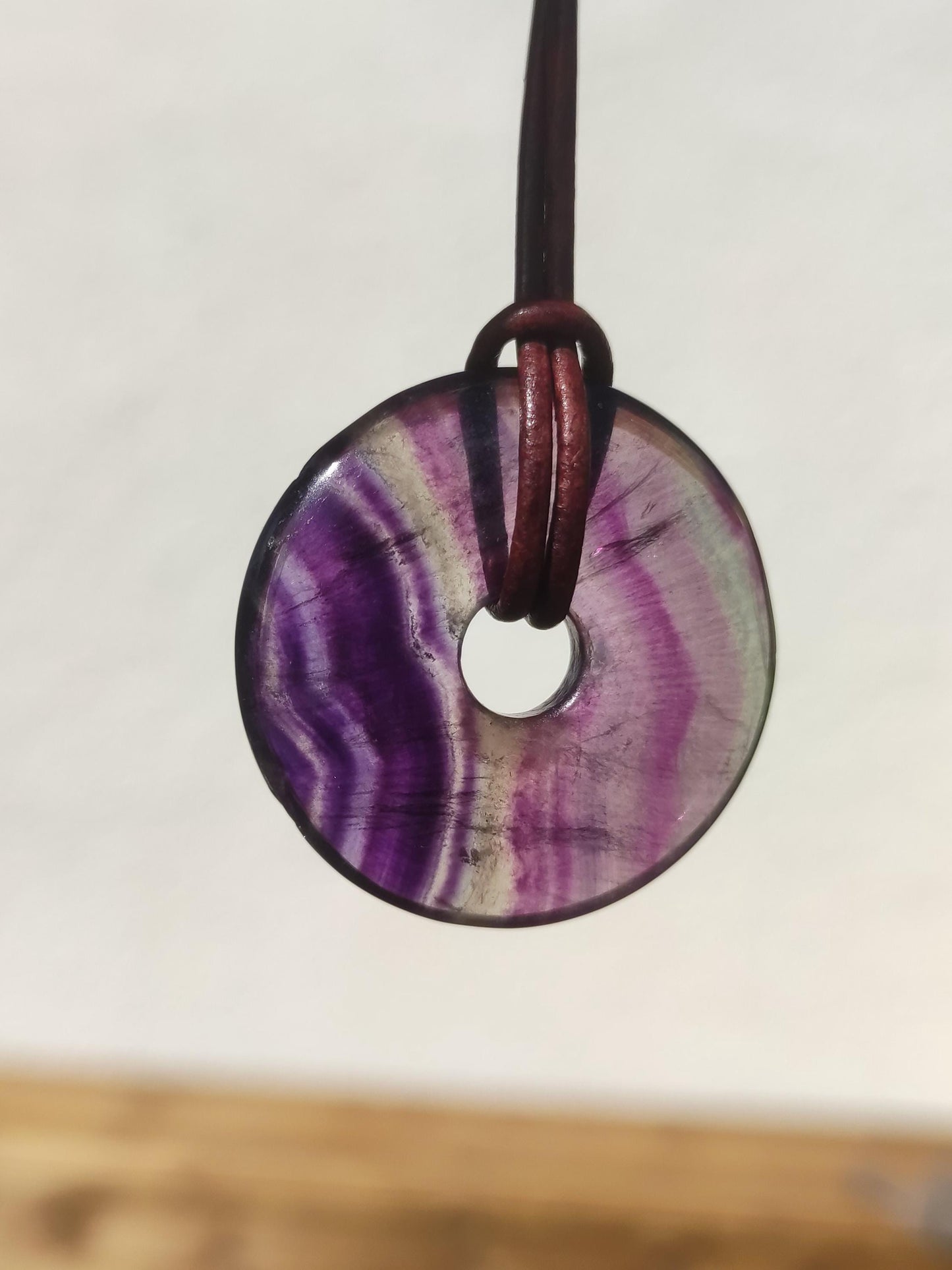 Regenbogen Fluorit 30mm Donut - Edelstein Kette Frau Mann Kind HIPPIE GOA Boho Ethno Natur Schutzsymbol Anhänger Heilstein Energie Geschenk