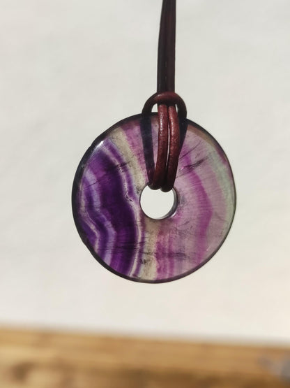 Regenbogen Fluorit 30mm Donut - Edelstein Kette Frau Mann Kind HIPPIE GOA Boho Ethno Natur Schutzsymbol Anhänger Heilstein Energie Geschenk