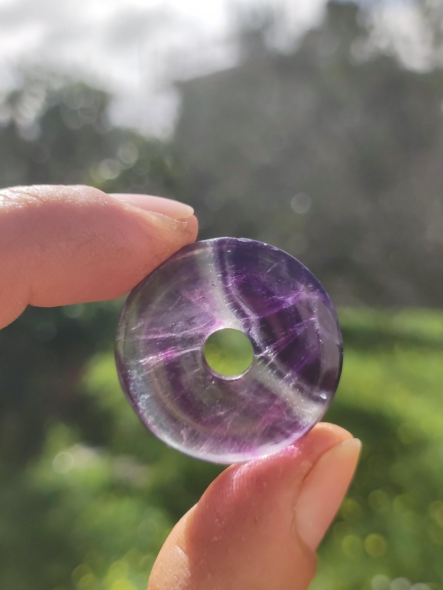 Regenbogen Fluorit 30mm Donut - Edelstein Kette Frau Mann Kind HIPPIE GOA Boho Ethno Natur Schutzsymbol Anhänger Heilstein Energie Geschenk
