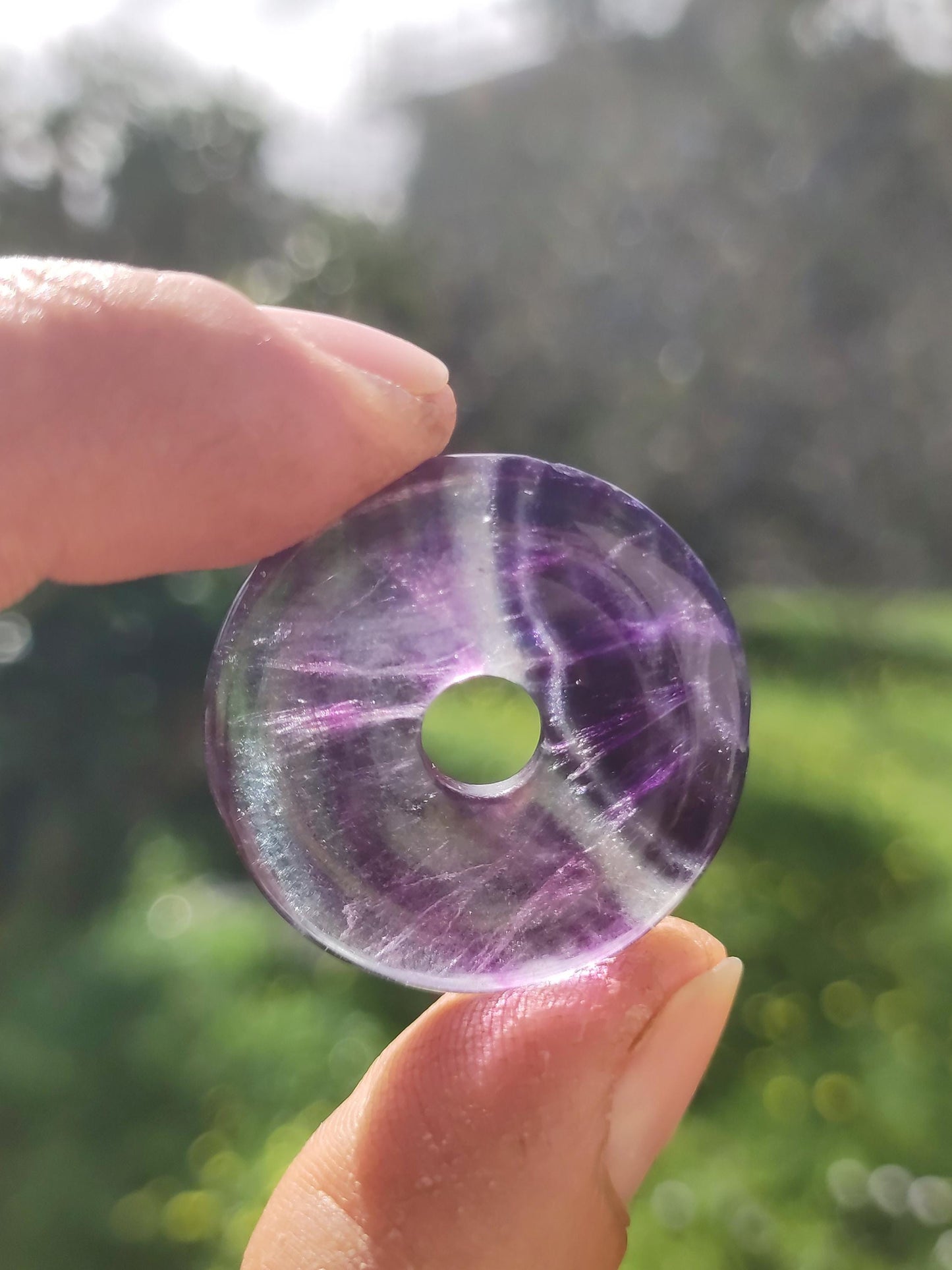 Regenbogen Fluorit 30mm Donut - Edelstein Kette Frau Mann Kind HIPPIE GOA Boho Ethno Natur Schutzsymbol Anhänger Heilstein Energie Geschenk