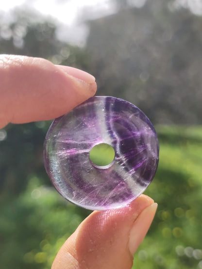 Regenbogen Fluorit 30mm Donut - Edelstein Kette Frau Mann Kind HIPPIE GOA Boho Ethno Natur Schutzsymbol Anhänger Heilstein Energie Geschenk