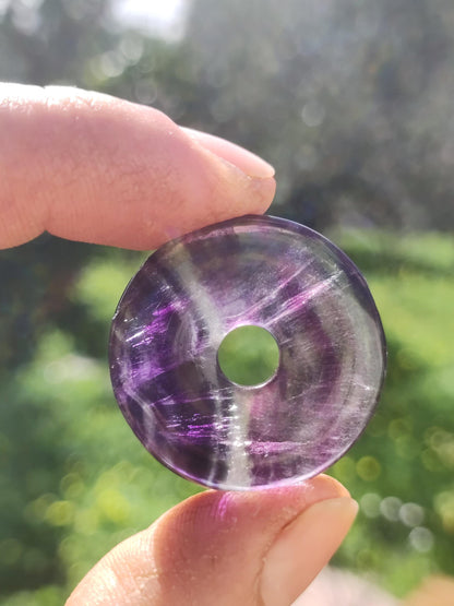 Regenbogen Fluorit 30mm Donut - Edelstein Kette Frau Mann Kind HIPPIE GOA Boho Ethno Natur Schutzsymbol Anhänger Heilstein Energie Geschenk