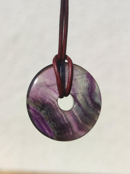 Regenbogen Fluorit 30mm Donut - Edelstein Kette Frau Mann Kind HIPPIE GOA Boho Ethno Natur Schutzsymbol Anhänger Heilstein Energie Geschenk