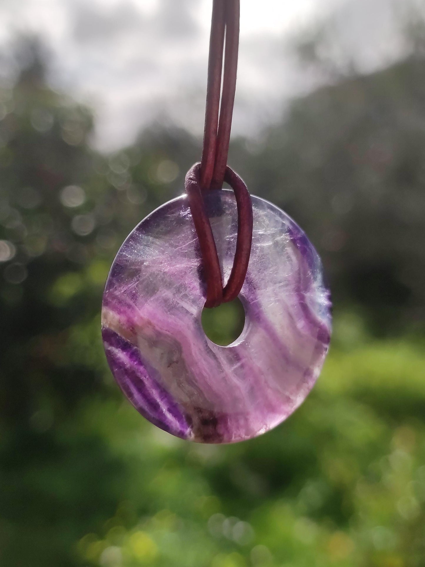 Regenbogen Fluorit 30mm Donut - Edelstein Kette Frau Mann Kind HIPPIE GOA Boho Ethno Natur Schutzsymbol Anhänger Heilstein Energie Geschenk