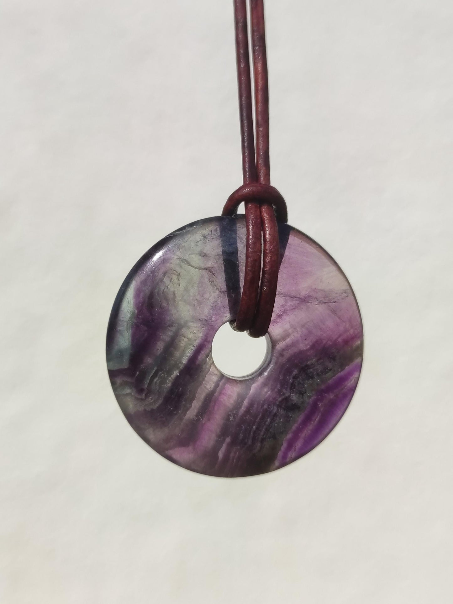 Regenbogen Fluorit 30mm Donut - Edelstein Kette Frau Mann Kind HIPPIE GOA Boho Ethno Natur Schutzsymbol Anhänger Heilstein Energie Geschenk