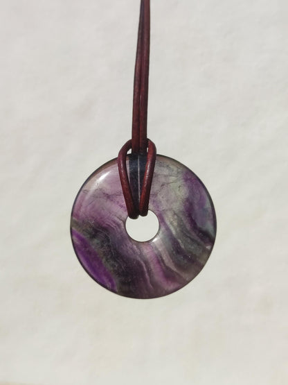 Regenbogen Fluorit 30mm Donut - Edelstein Kette Frau Mann Kind HIPPIE GOA Boho Ethno Natur Schutzsymbol Anhänger Heilstein Energie Geschenk