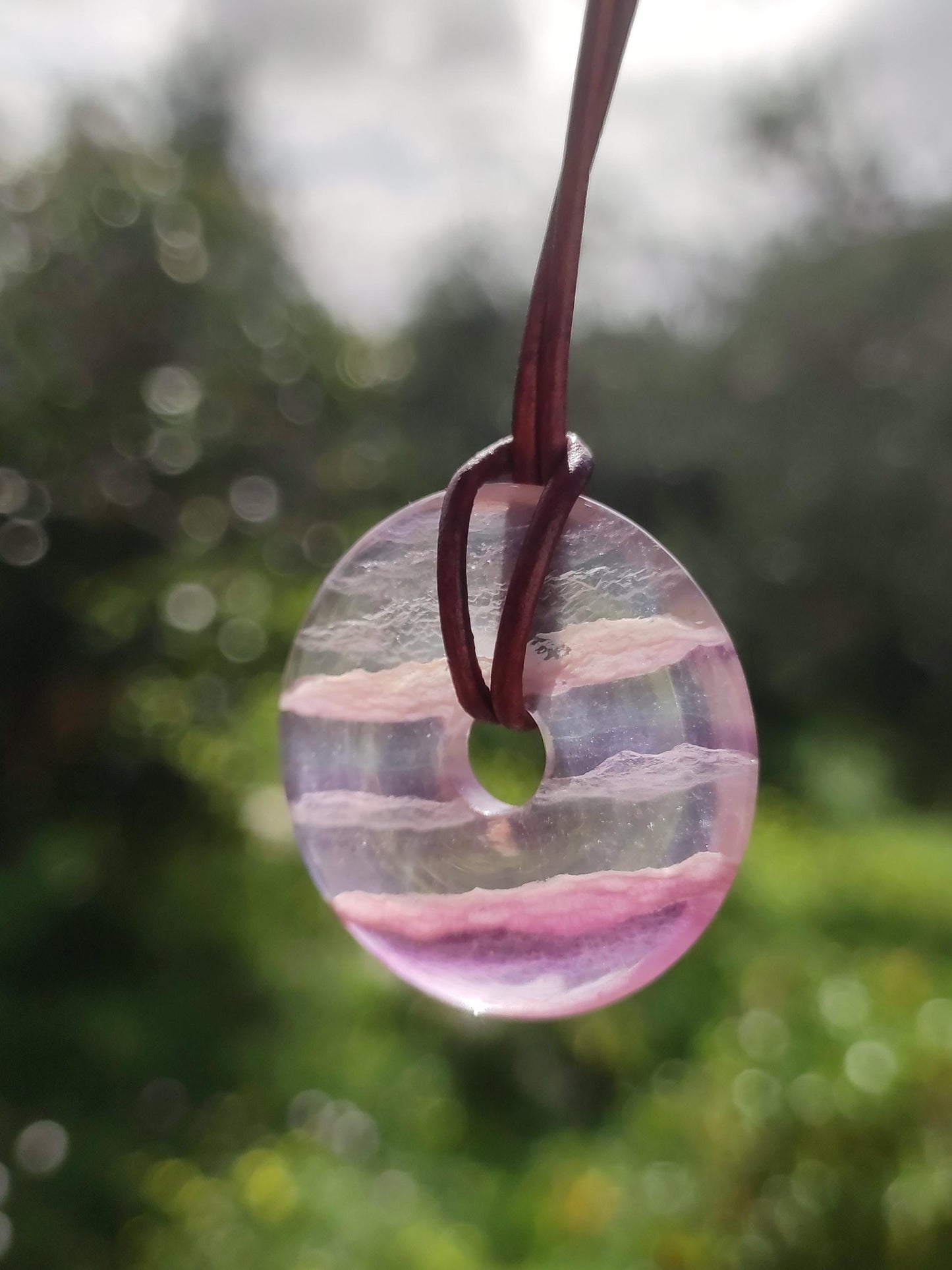 Regenbogen Fluorit 30mm Donut - Edelstein Kette Frau Mann Kind HIPPIE GOA Boho Ethno Natur Schutzsymbol Anhänger Heilstein Energie Geschenk