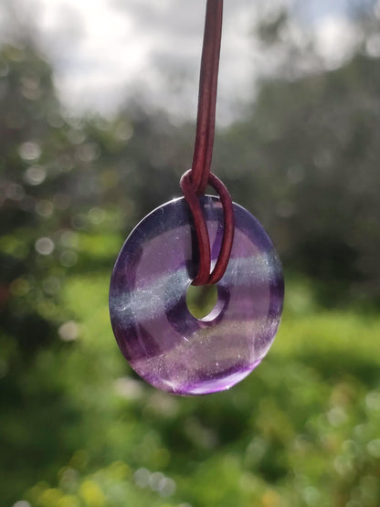 Regenbogen Fluorit 30mm Donut - Edelstein Kette Frau Mann Kind HIPPIE GOA Boho Ethno Natur Schutzsymbol Anhänger Heilstein Energie Geschenk
